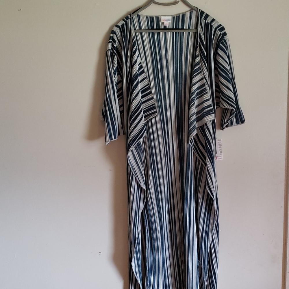 BNWT LuLaRoe Shirley Size Small